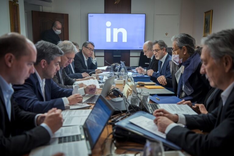 Réunion tendue entre France Travail et les syndicats sur le partenariat LinkedIn.