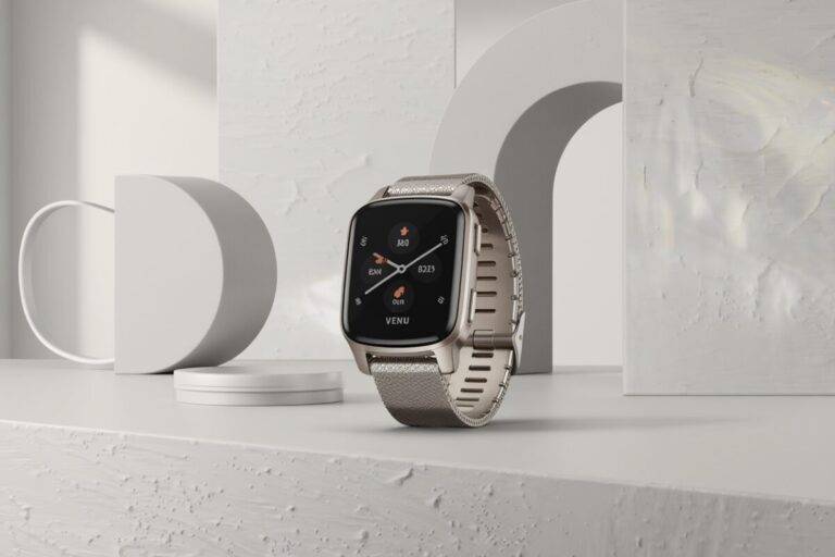 Montre Garmin Venu 4 en acier inoxydable avec écran AMOLED lumineux