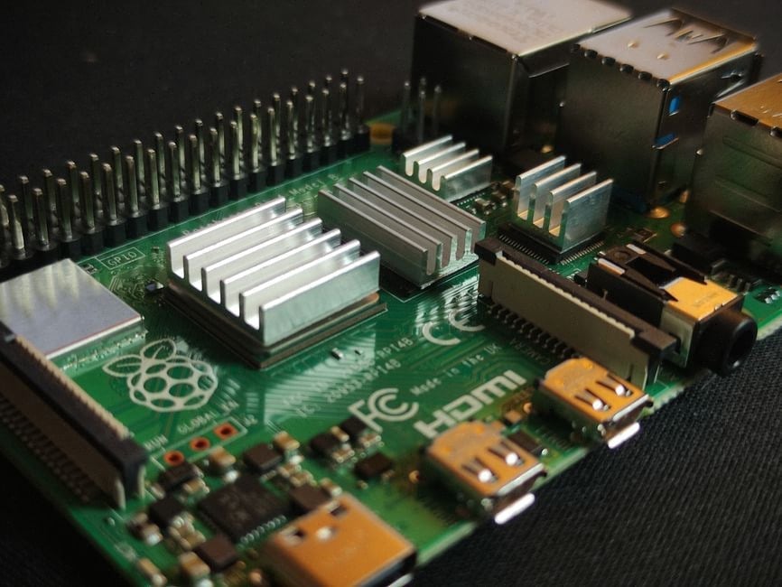 Écran tactile Raspberry Pi 10,1 pouces utilisé sur un banc électronique