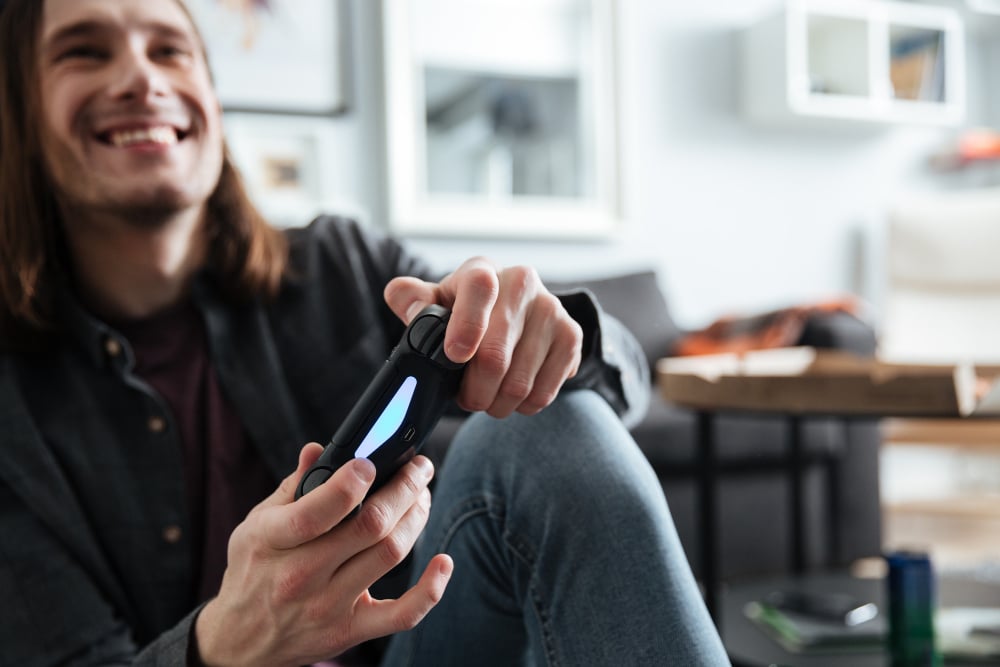 On joue à un jeu de rôle épique sur PS5 le week-end, et on retrouve son univers mobile pendant la semaine On joue à un jeu de rôle épique sur PS5 le week-end, et on retrouve son univers mobile pendant la semaine