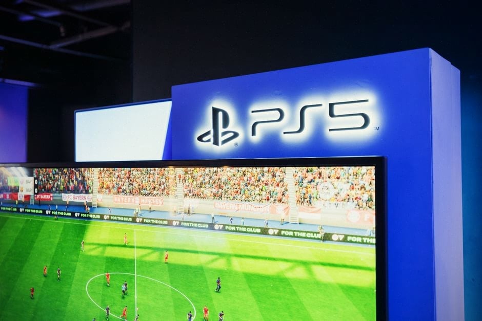 Jeux PS5 en promotion consultés sur ordinateur et smartphone