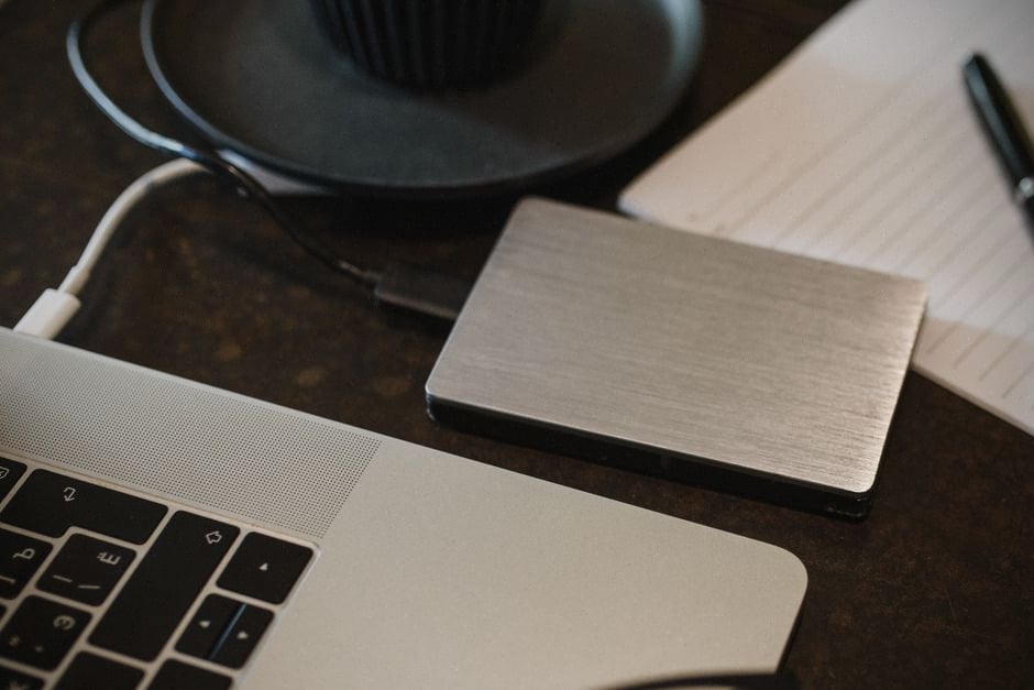 Serveur Plex domestique installé sur ordinateur avec disques externes