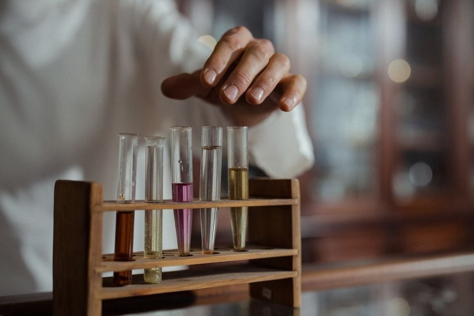 Technicien contrôlant un rack IA refroidi par liquide chaud