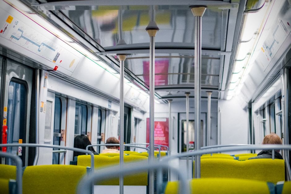 Casque sans fil avec réduction de bruit dans un train moderne