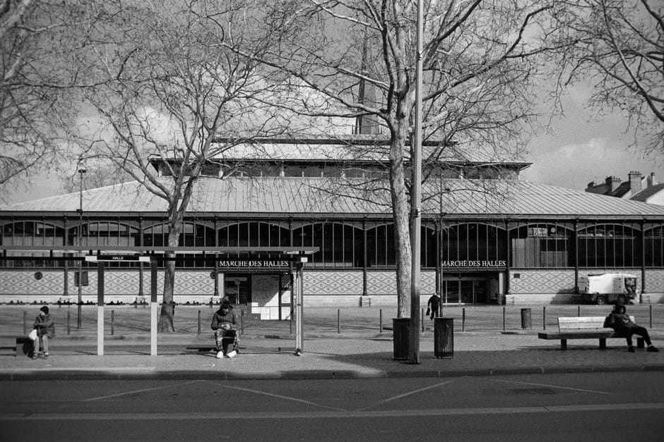 Salle de marché suivant le titre Intel après ses résultats