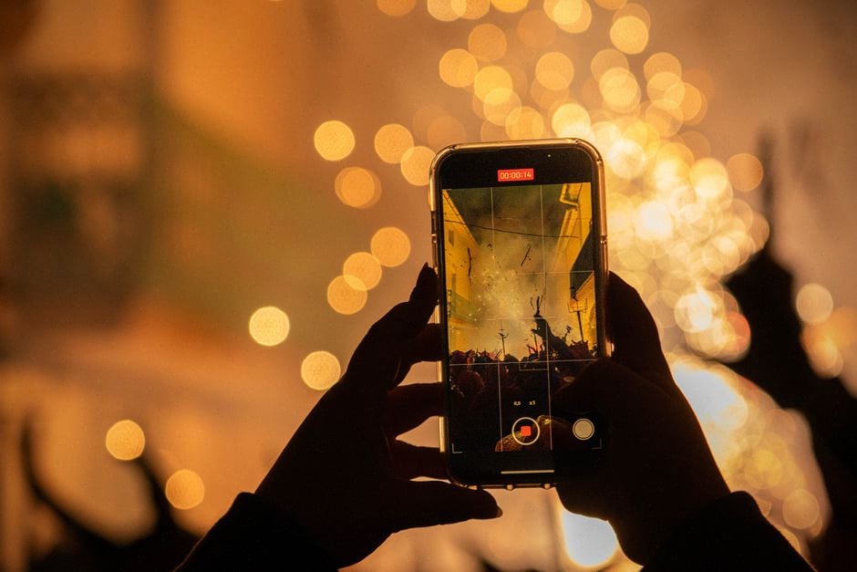 Internaute désactivant les aperçus IA sur smartphone