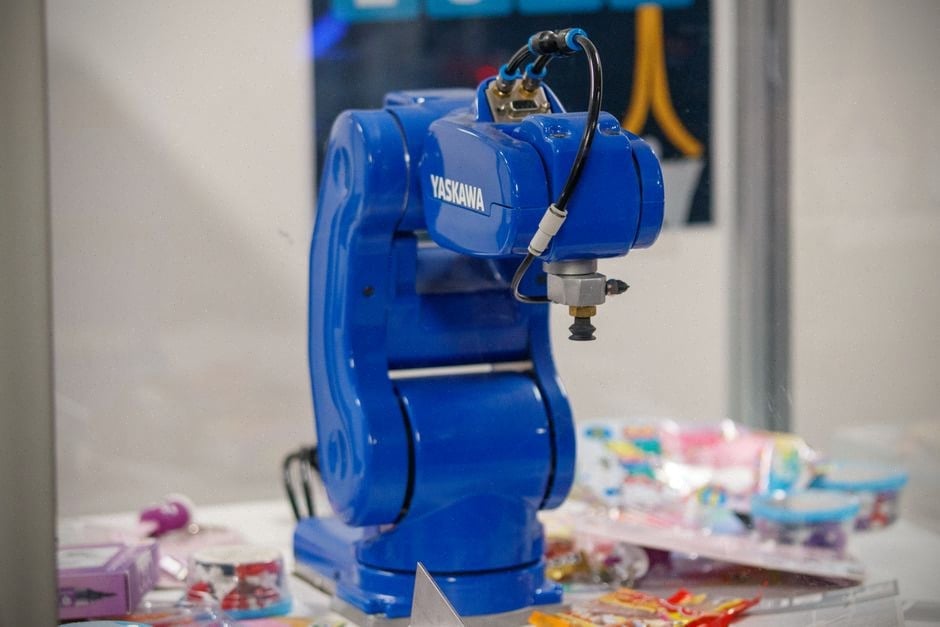 Robot humanoïde en démonstration industrielle au WAIC 2026