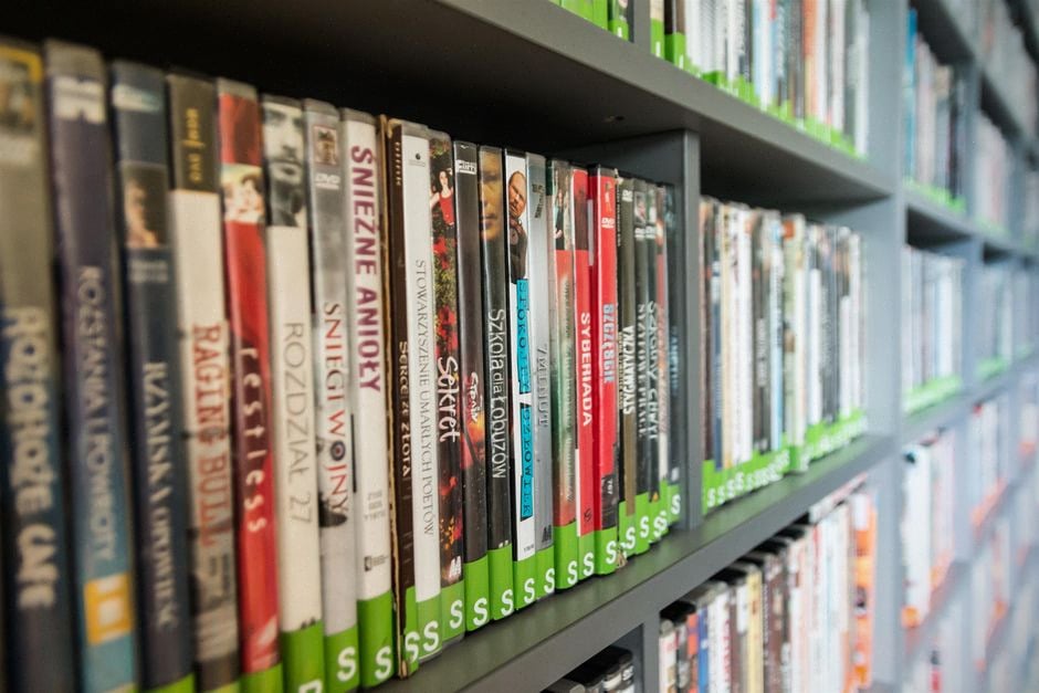 Boîte Free Blockbuster remplie de DVD dans un quartier résidentiel