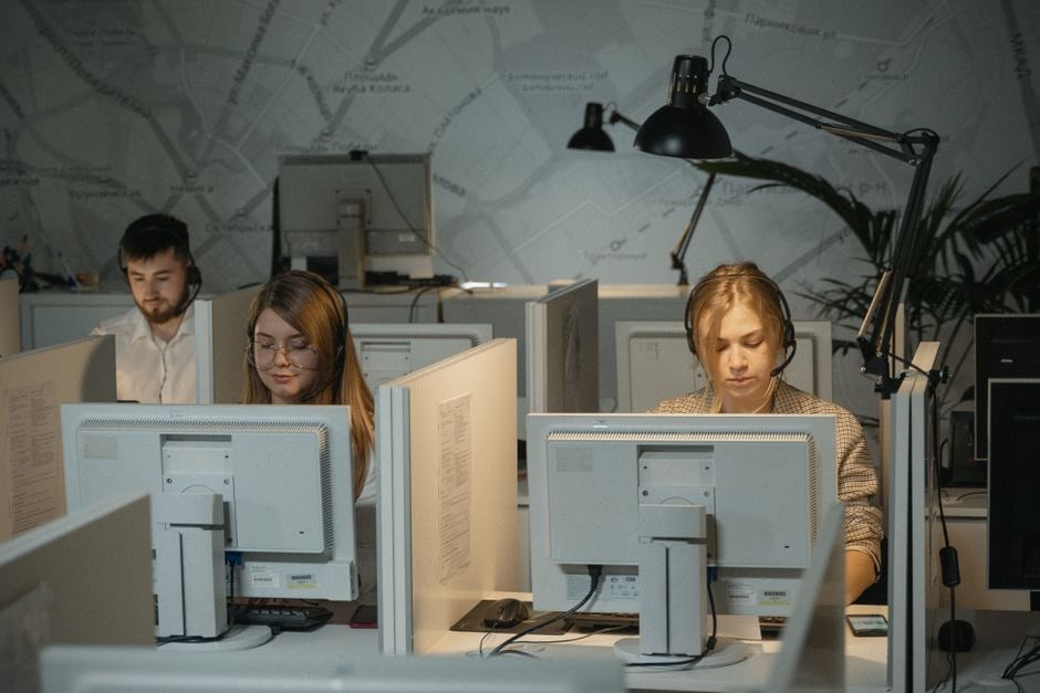 Équipe informatique supervisant des agents IA avec NeMo Switchyard