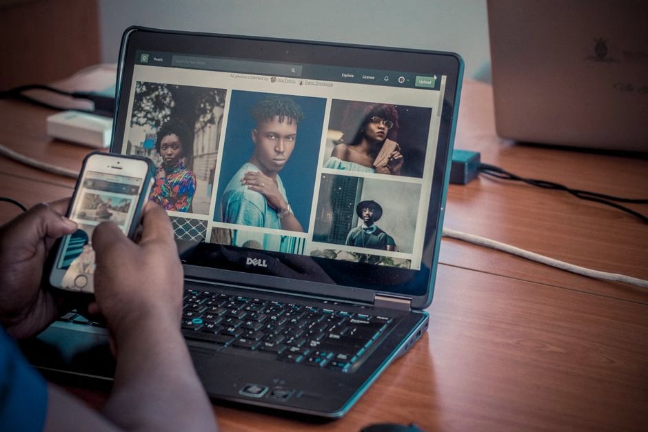 Publication vidéo IA de Michael Dell consultée sur smartphone