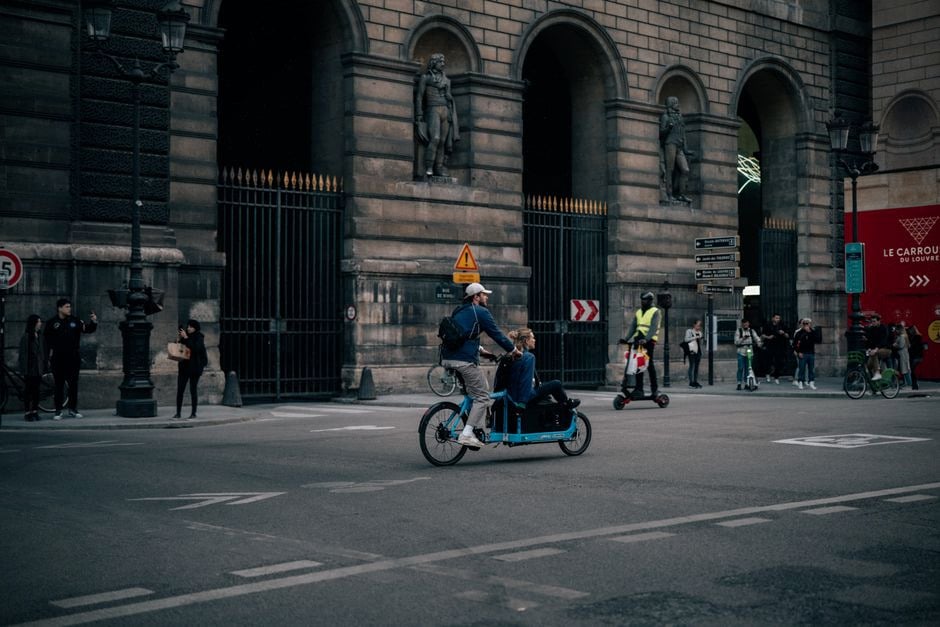 Analyste suivant les chiffres de l’emploi avant l’ouverture de Wall Street