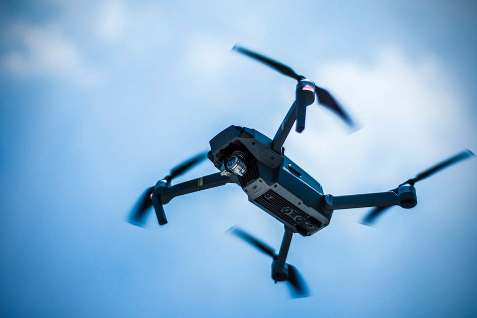 Officiers ukrainiens comparant des offres de fournisseurs de drones