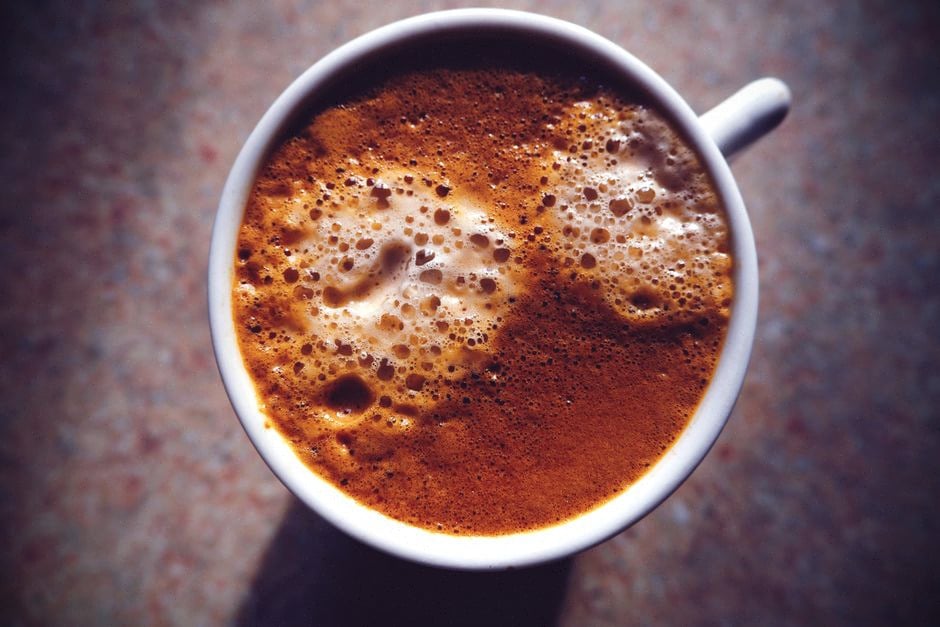 Machine automatique préparant un cappuccino avec réservoir lait amovible