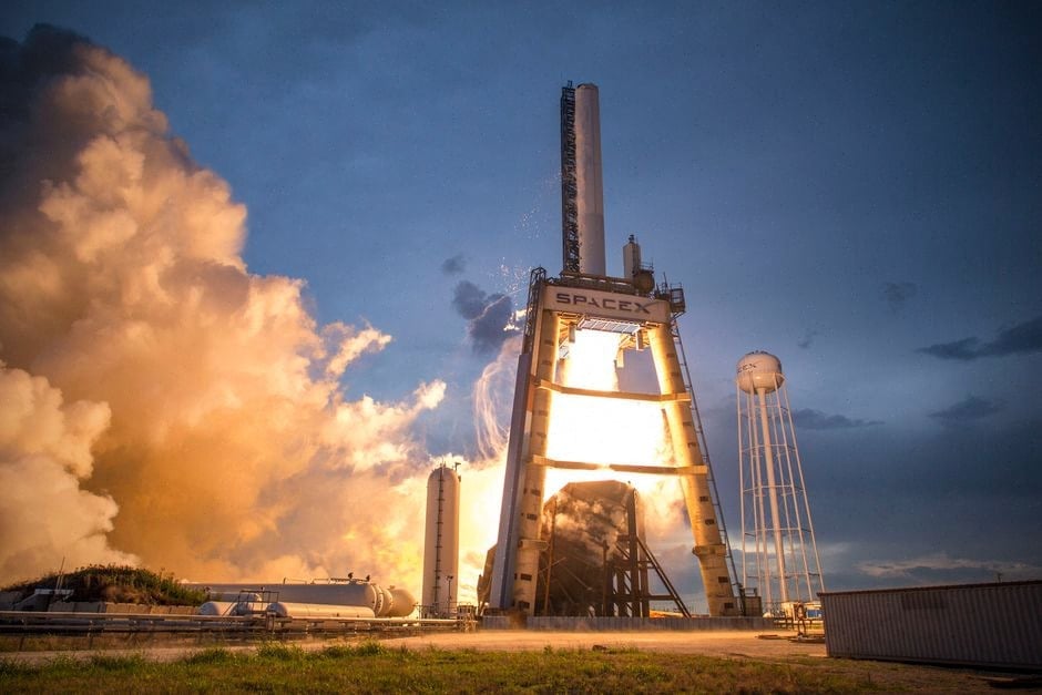 Analystes étudiant l’introduction en Bourse de SpaceX à Wall Street