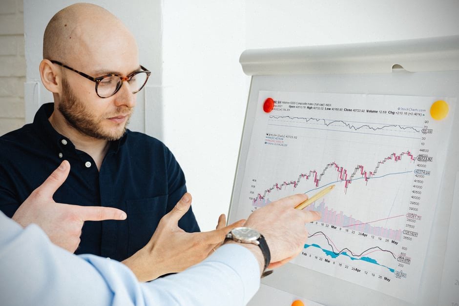 Analyste financier étudiant les résultats trimestriels de Cisco