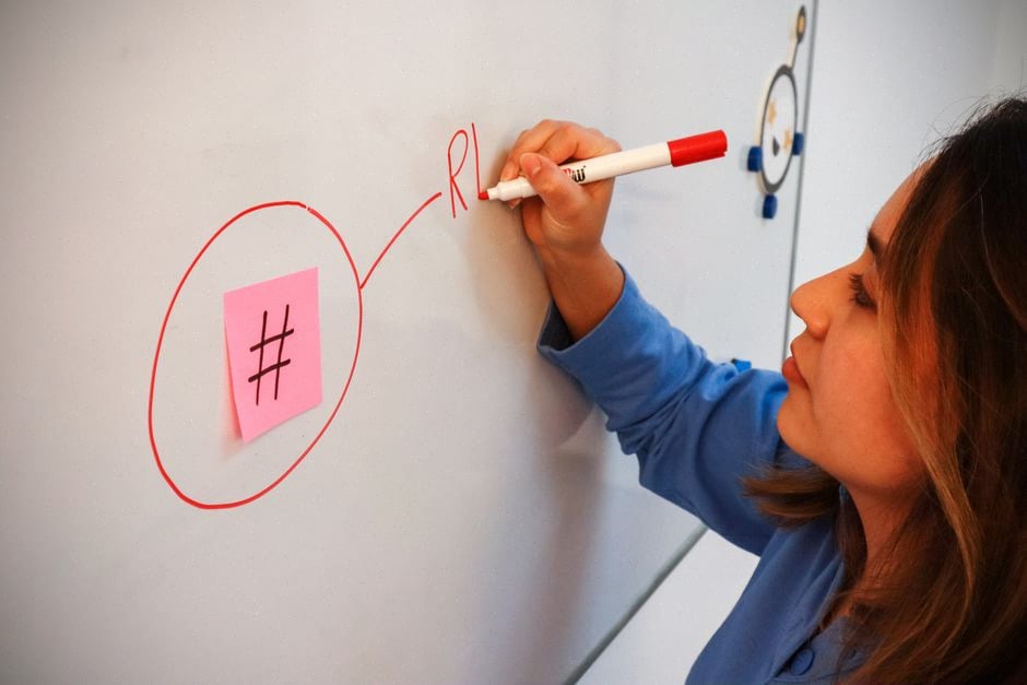 Recherche du spangram BRAINSTORMING dans une grille Strands