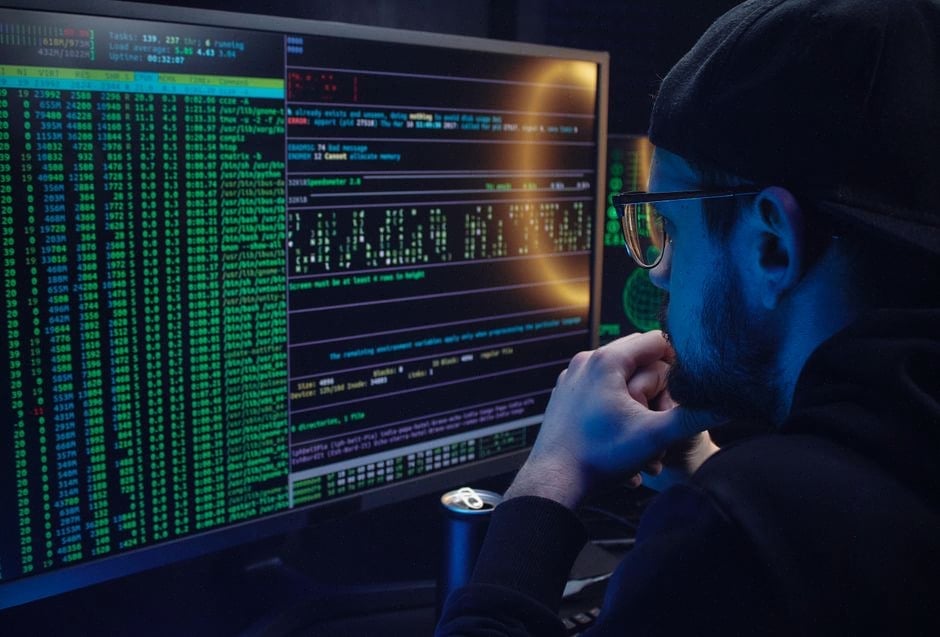 Ingénieurs cloud configurant un connecteur sécurisé Azure Logic Apps