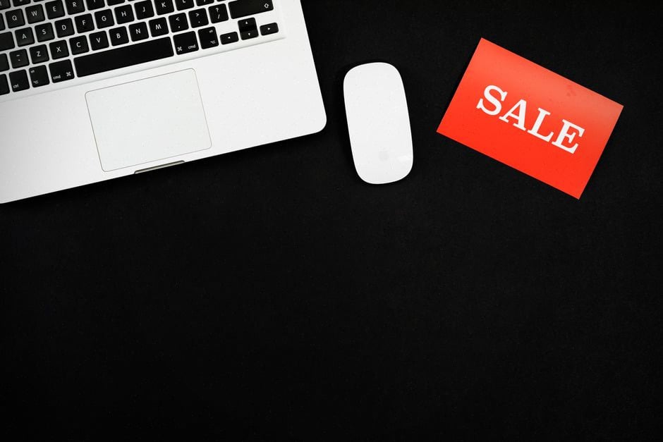 MacBook Neo 256 Go affiché en promotion dans une boutique moderne