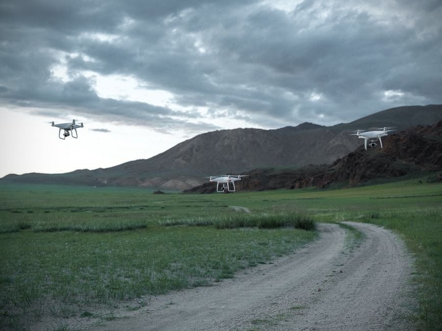 Essai de systèmes anti-drones sur un terrain militaire moderne