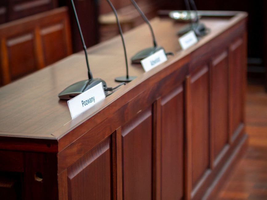 Couloir de tribunal illustrant une condamnation après un avis Google