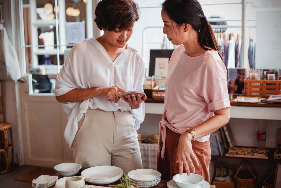 Clients comparant des smartphones abordables en magasin