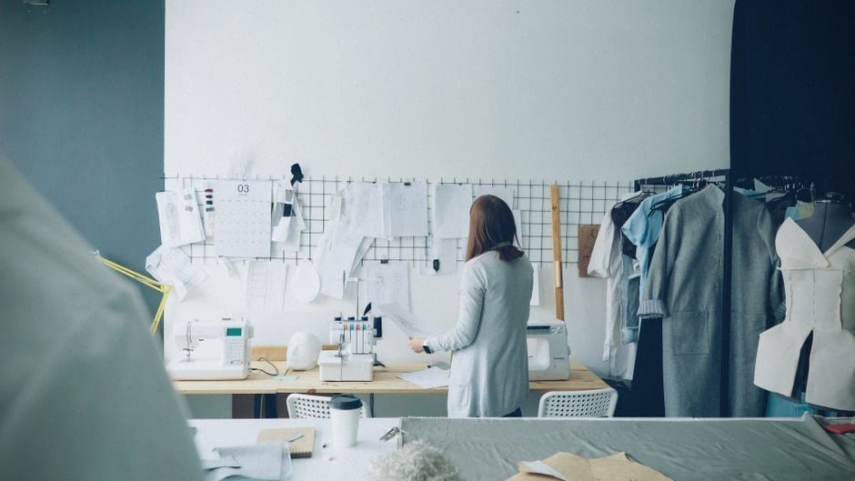 Opérateur contrôlant une imprimante industrielle dans un atelier moderne