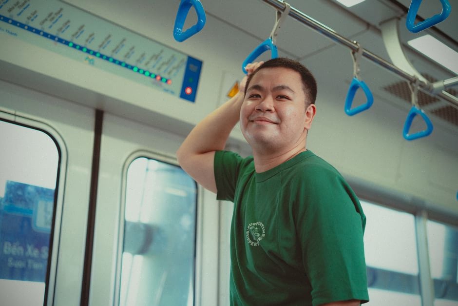 Utilisateur portant un casque antibruit Sony dans un train moderne