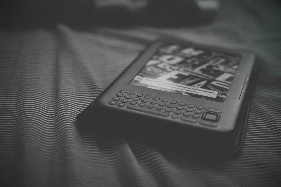 Lecteur Kindle utilisé le soir avant la fin d’un prêt numérique