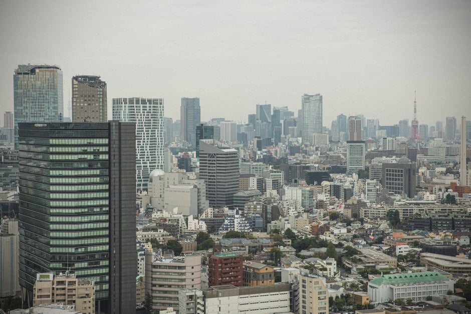 Quartier financier de Tokyo après le recul hebdomadaire du Nikkei