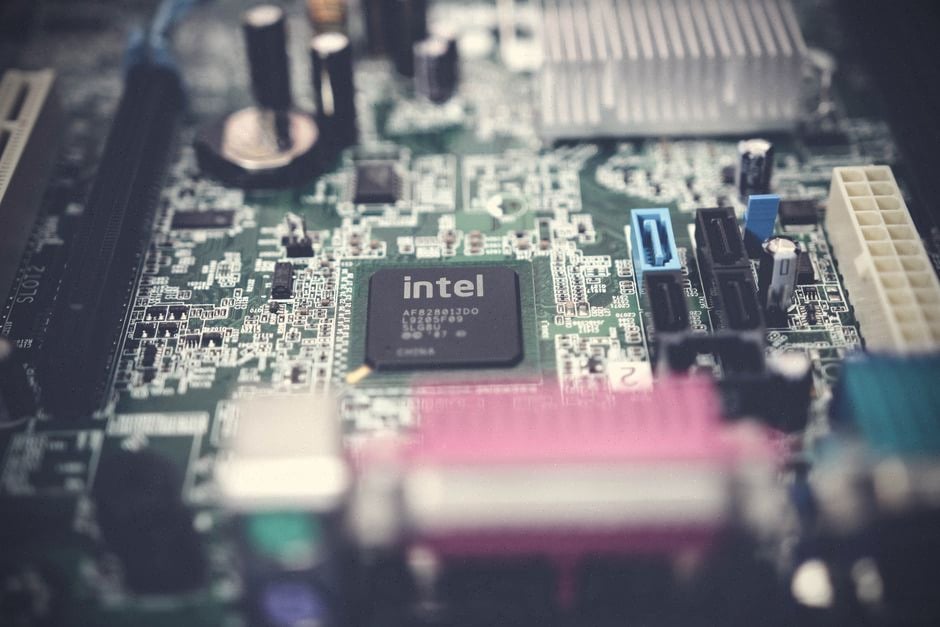 Data center moderne lié aux puces Intel et à l'IA