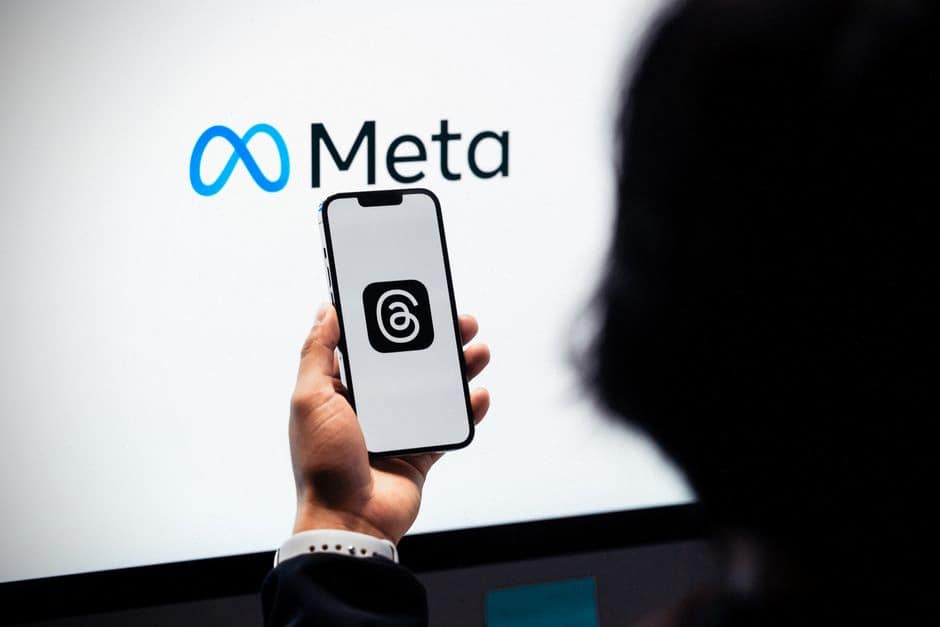 Publicités frauduleuses sur smartphone liées aux réseaux sociaux de Meta