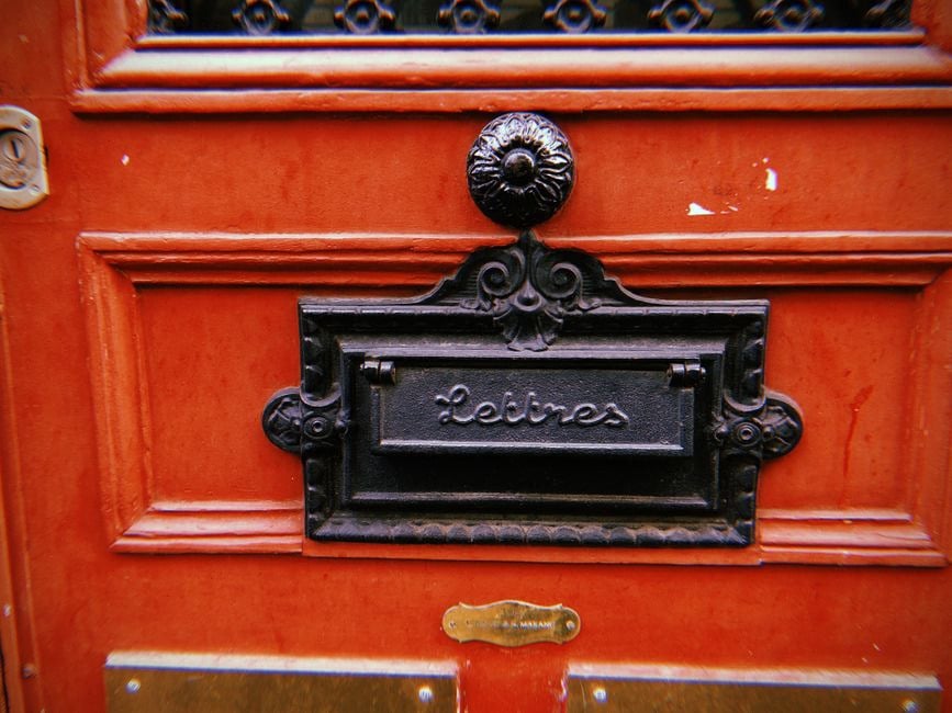 Main suivant le spangram FIREBRAND sur une grille de lettres
