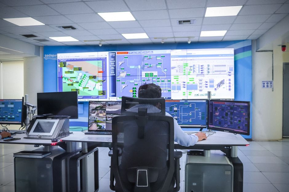 Ingénieurs surveillant l'entraînement du modèle IA Nemotron 4