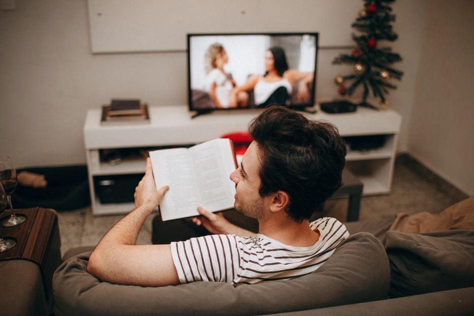 Abonné Hulu devant une offre de séries romantiques en streaming