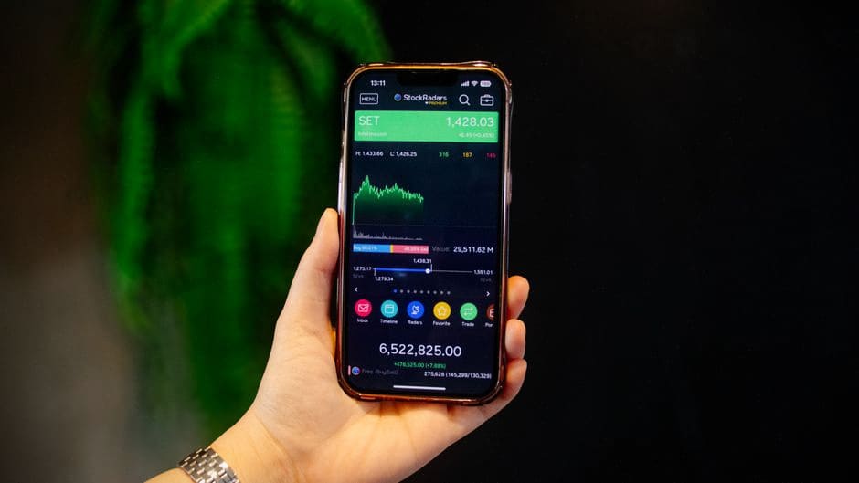 Trader suivant la volatilité de Palantir à New York