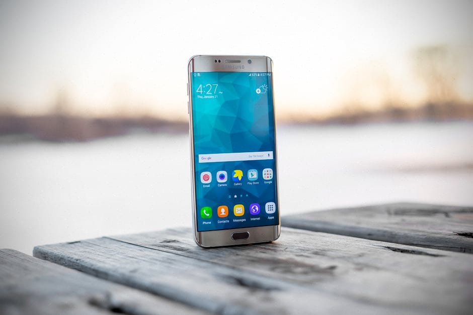 Acheteurs vérifiant un smartphone Samsung avant achat en ligne