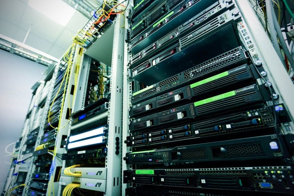 Techniciens configurant une infrastructure réseau dans une entreprise française moderne