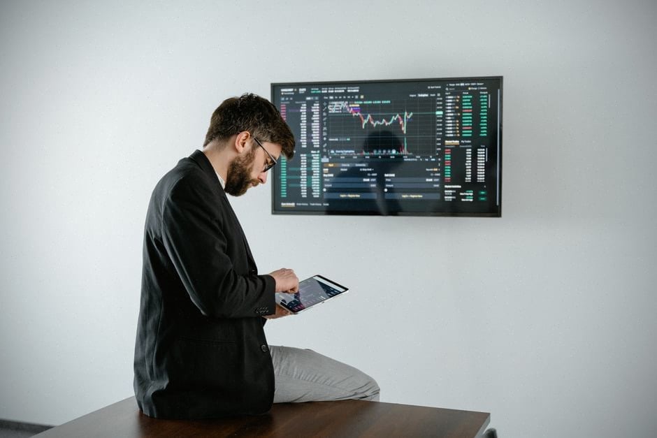 Analystes examinant les résultats financiers de Palantir Technologies