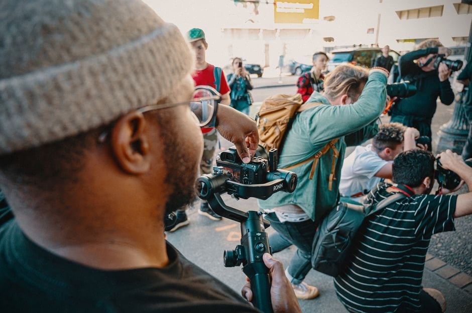 Journaliste vérifiant des vidéos liées à Ceuta sur réseaux sociaux