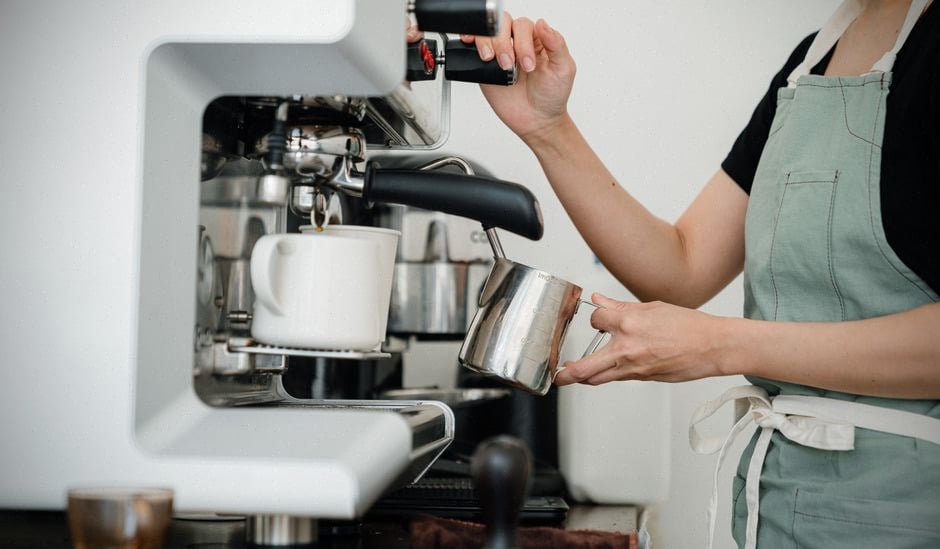 Acheteur comparant des machines à café automatiques en magasin