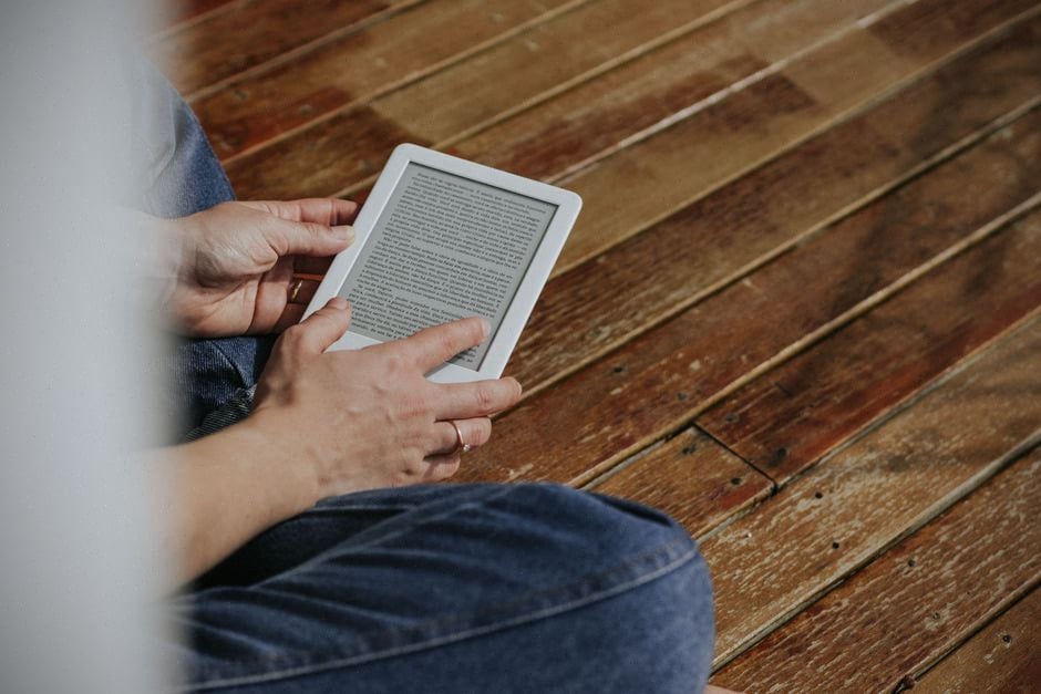 Auteur indépendant travaillant sur la rémunération des ebooks protégés