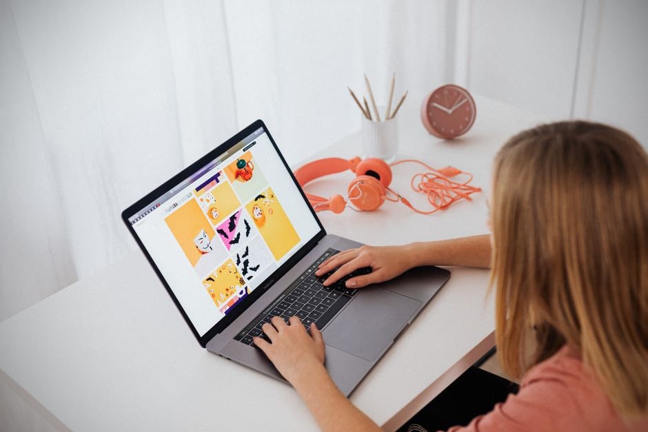 Achats de rentrée en ligne avec ordinateur et fournitures scolaires