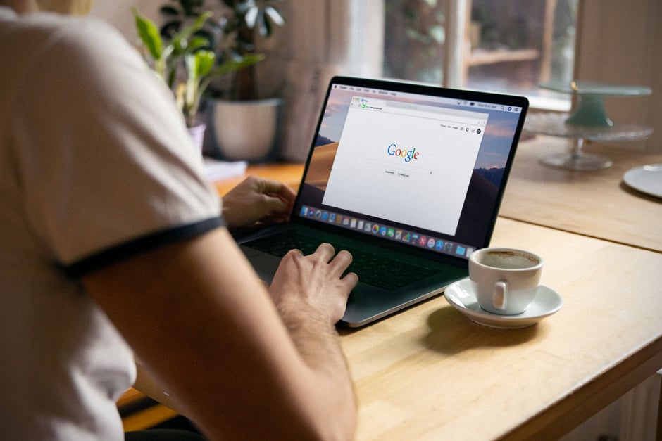 Commerçant consultant des avis Google sur un ordinateur en boulangerie