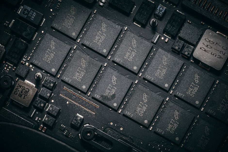 Puces mémoire HBM utilisées dans les serveurs d’intelligence artificielle