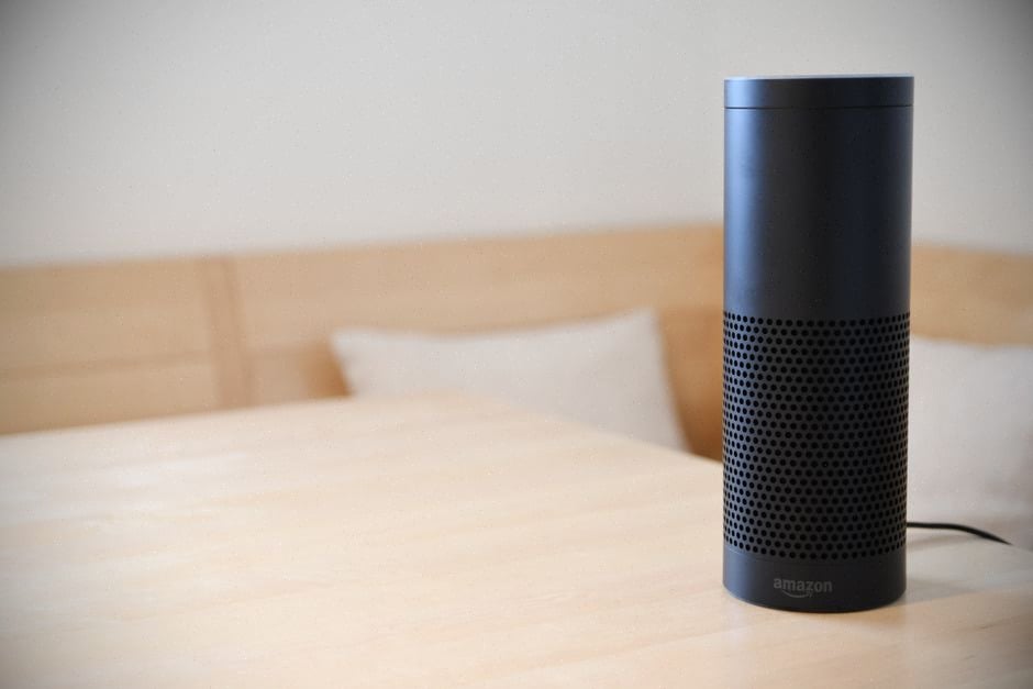 Echo Show utilisé en cuisine avec Alexa+ et maison connectée