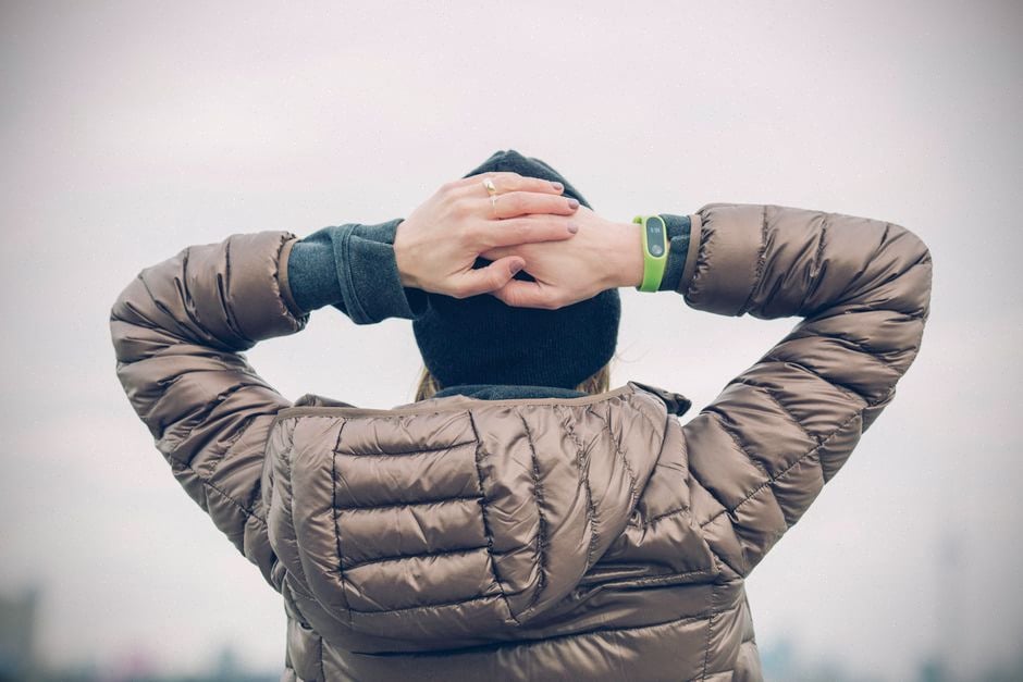 Clients comparant bracelets connectés Fitbit Xiaomi Samsung et Garmin