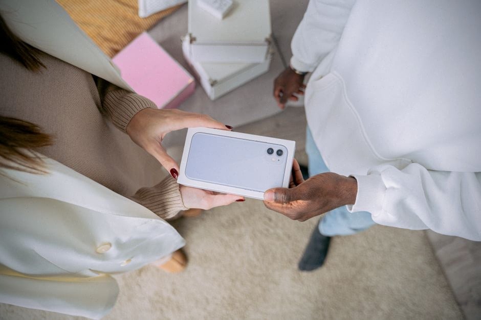 Vérification du vendeur et de la garantie avant achat smartphone