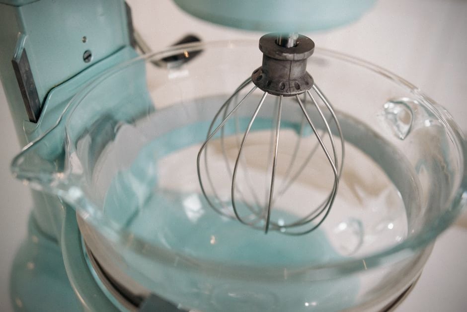 Bol en verre borosilicaté comparé à un panier antiadhésif usé