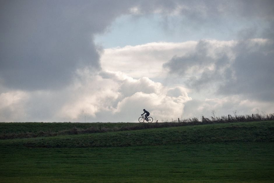 Cycliste à Brest sous un ciel nuageux et doux