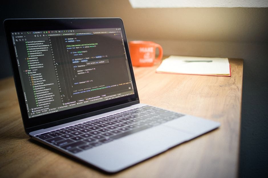 Poste de développeur utilisant Claude Code pour un pilote macOS